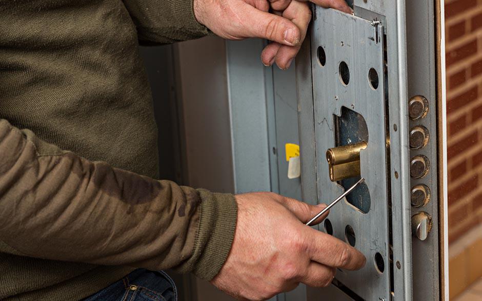 métier serrurier prix changement serrure Plaisir